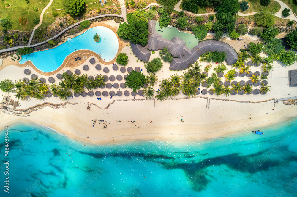 棕榈树和遮阳伞的热带沙滩鸟瞰图，大海