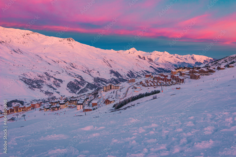 法国Les Menuires高山滑雪场令人惊叹的黎明景色
