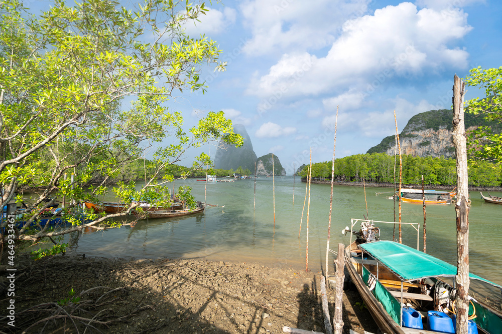 Ban Hinrom码头位于泰国攀牙省的长尾渔船
