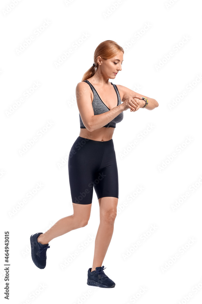 女性跑步者在白色背景下检查脉搏