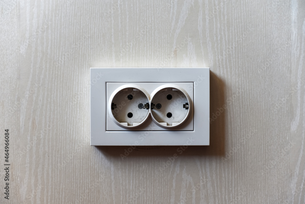 白色电源插座，家用墙上布满灰尘的电源插座