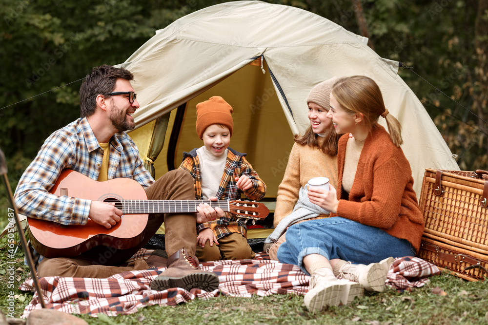 快乐的父母和孩子在大自然中享受美好的家庭露营之旅