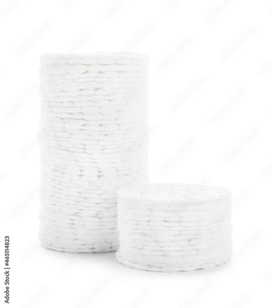 白色背景上隔离的干净棉垫堆叠