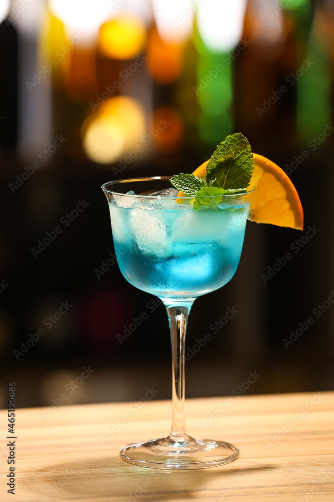 酒吧桌子上的一杯蓝色泻湖鸡尾酒