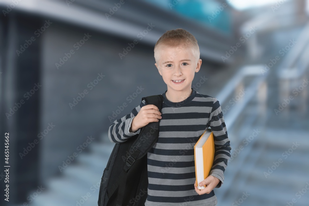 带着书包的微笑小孩拿着书