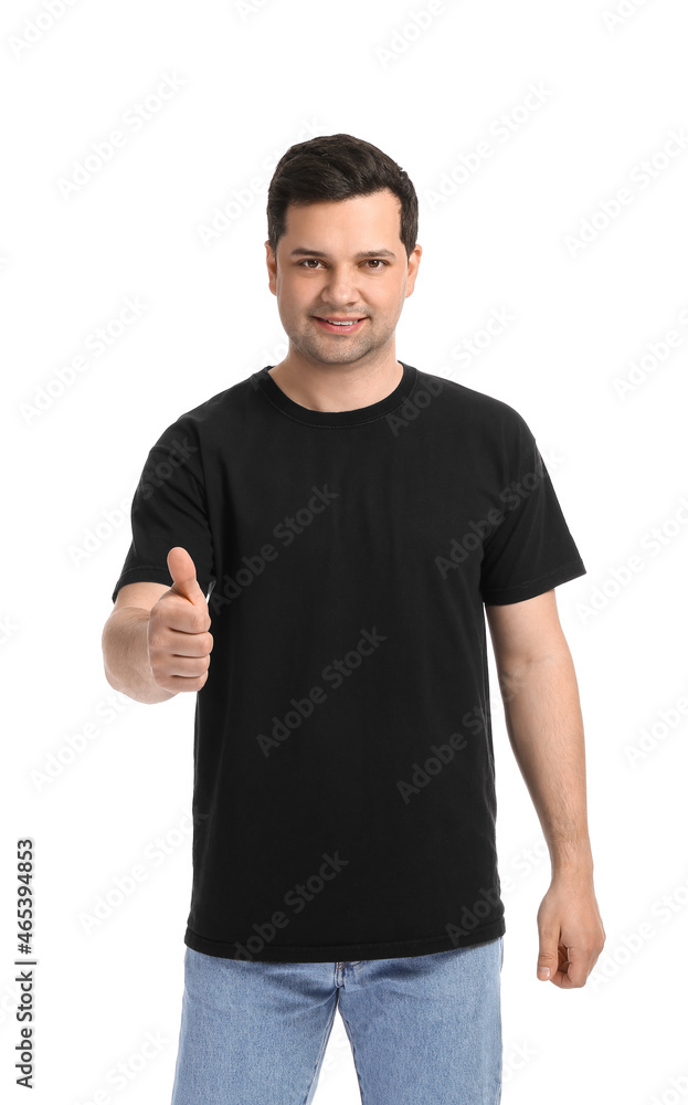 英俊的年轻人穿着时尚的t恤，在白色背景上竖起大拇指
