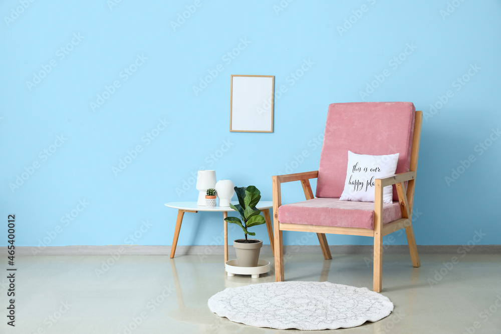 舒适的扶手椅，靠近室内彩色墙壁的桌子和地毯