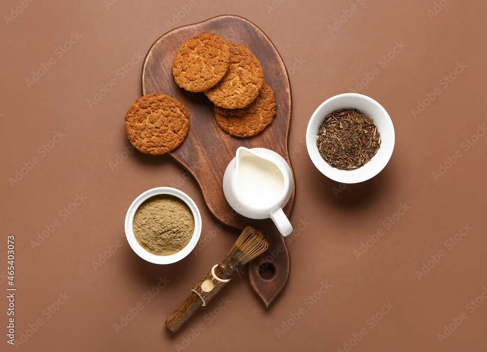 木板，棕色背景上有美味的hojicha饼干、粉末和干酪