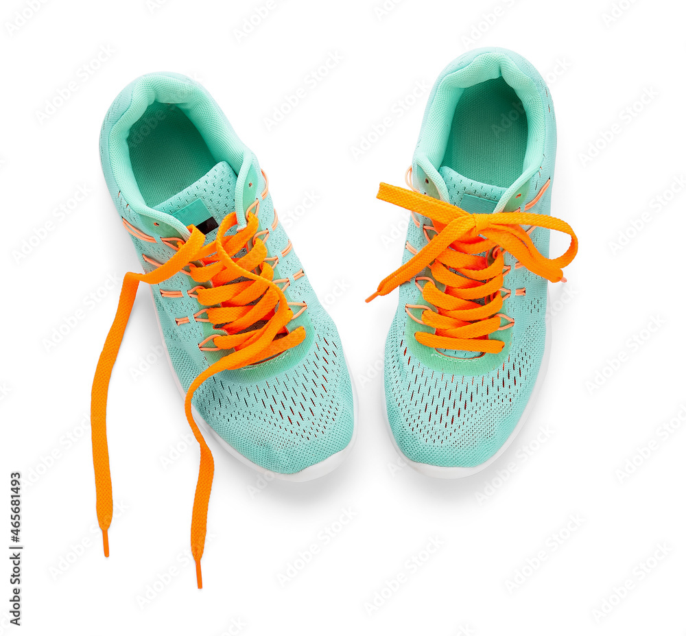 白底橙色鞋带运动鞋