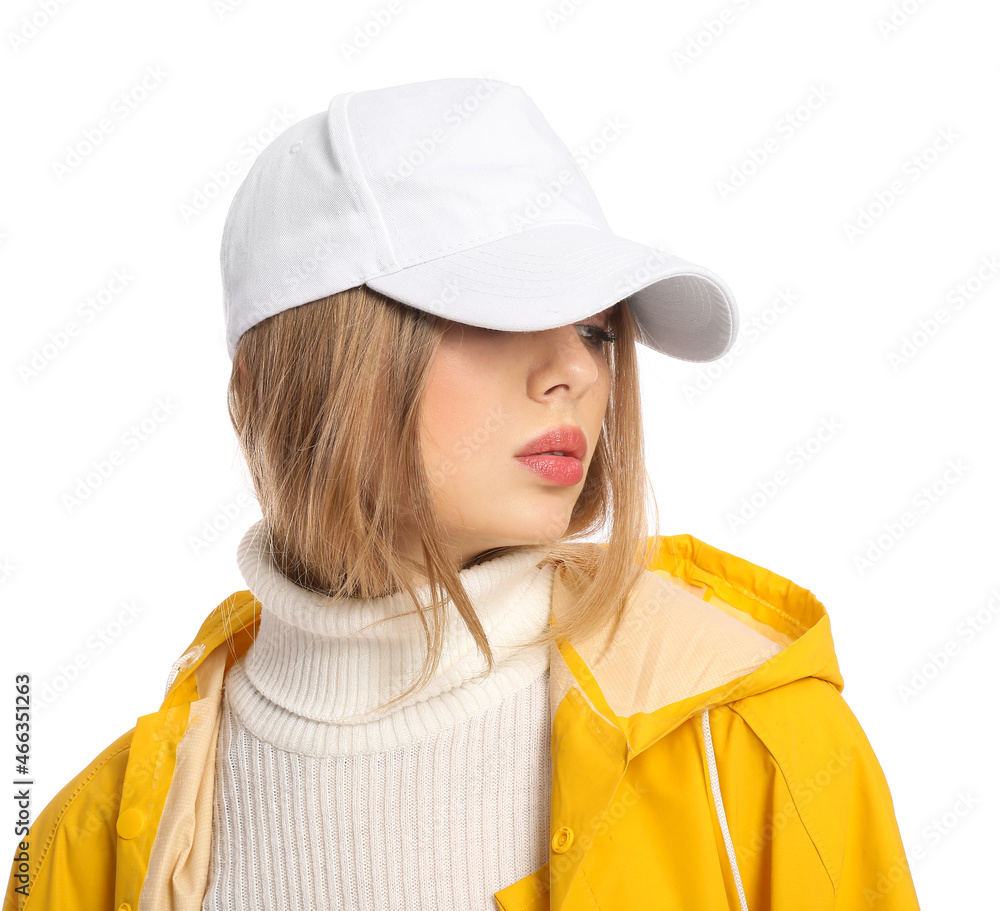 身穿黄色外套，头戴白底棒球帽的年轻女子