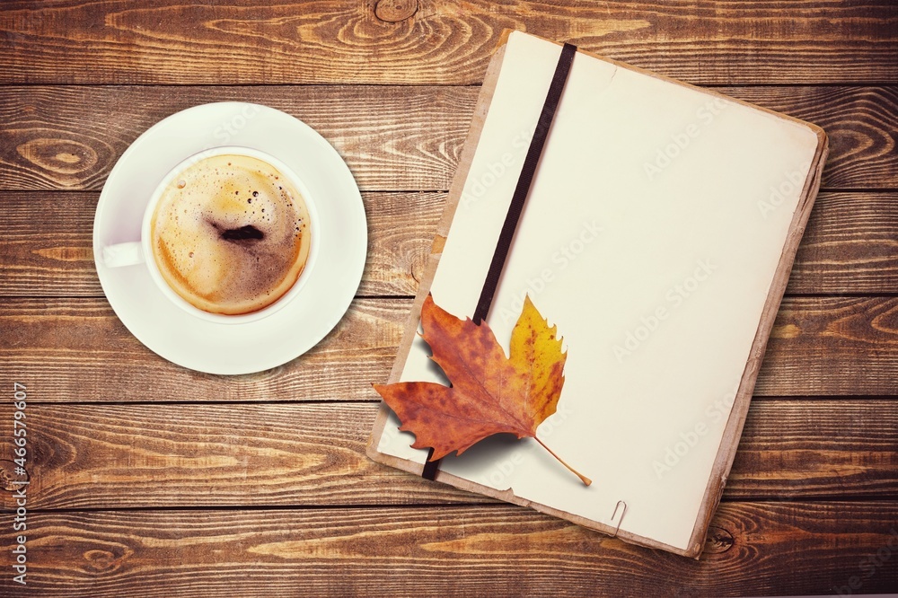 秋天，在乡村木桌上用时尚的钢笔写空白日记，喝杯咖啡