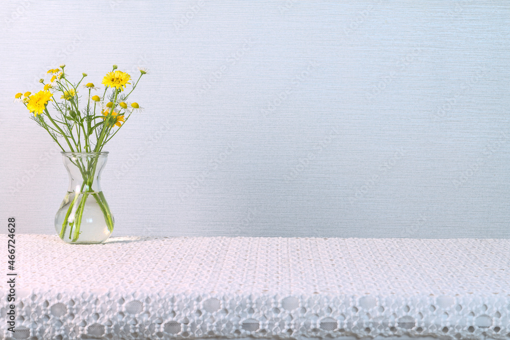 花瓶里的黄色菊花，白色背景，复制空间