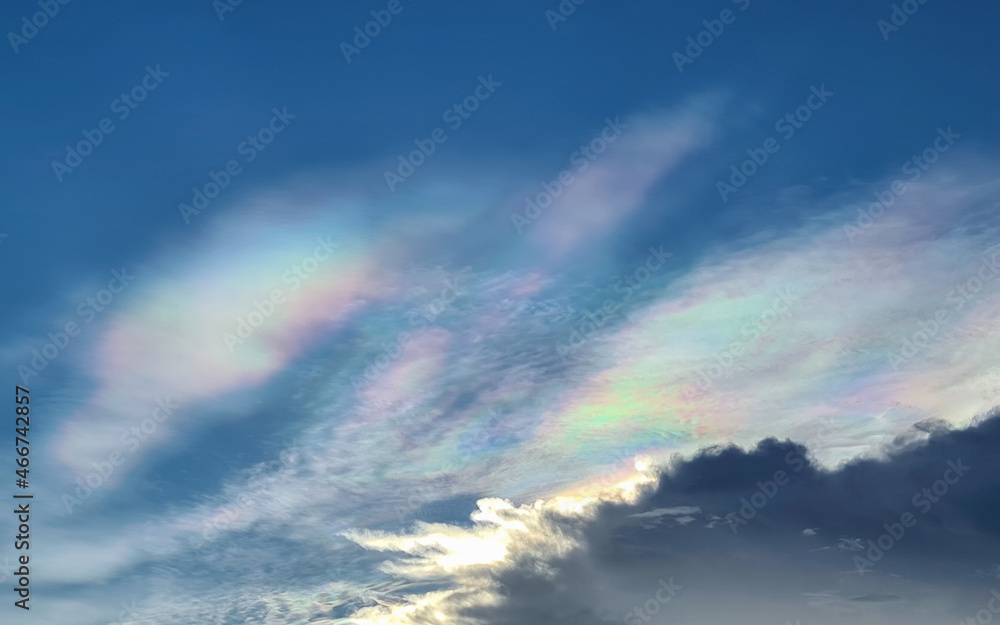 彩虹云或彩虹云的自然现象