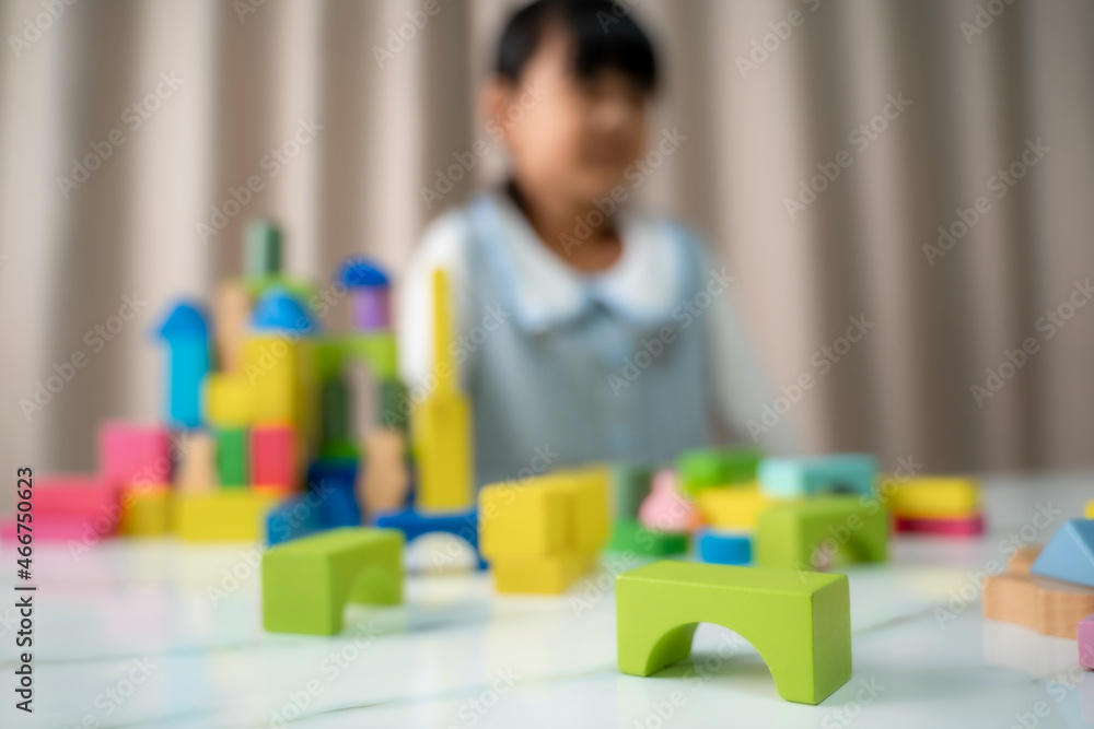 彩色玩具块、木砖、乐高玩具、儿童教育玩具的俯视图。