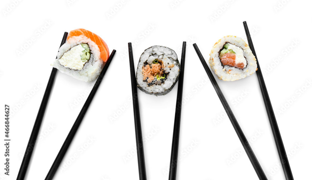 白底美味寿司卷的筷子
