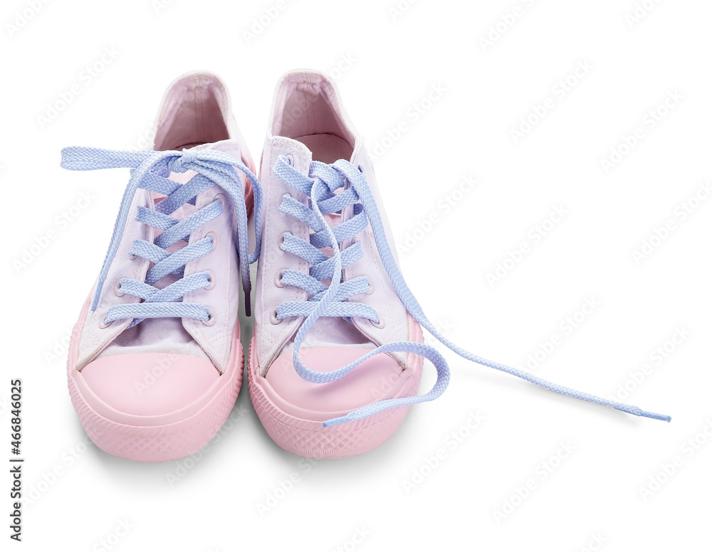 白色背景带鞋带的时尚粉色鞋子