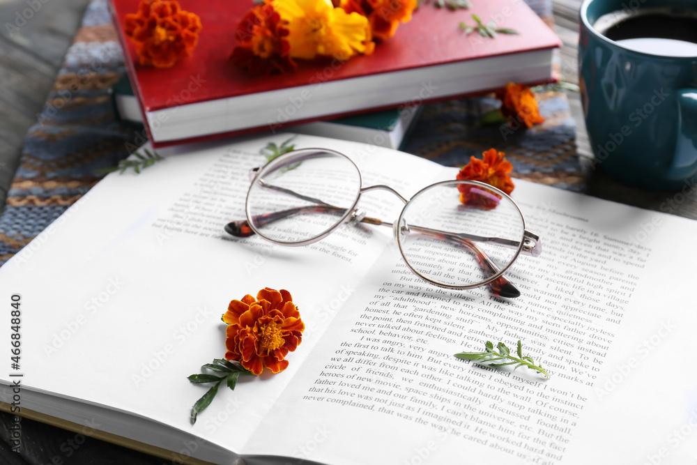打开书本，特写，眼镜和万寿菊花