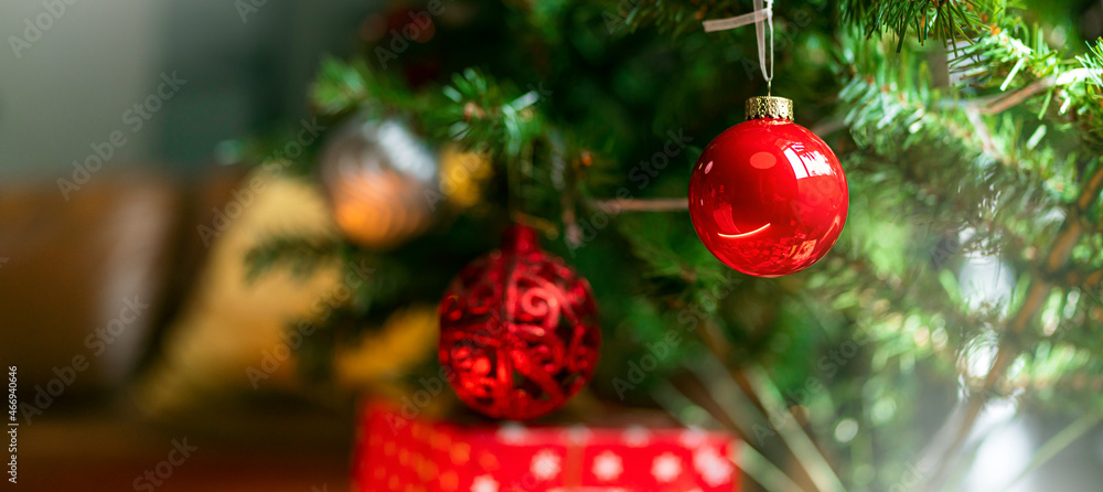 圣诞背景-云杉树的小玩意和树枝，闪亮的圣诞红球挂在松树上br