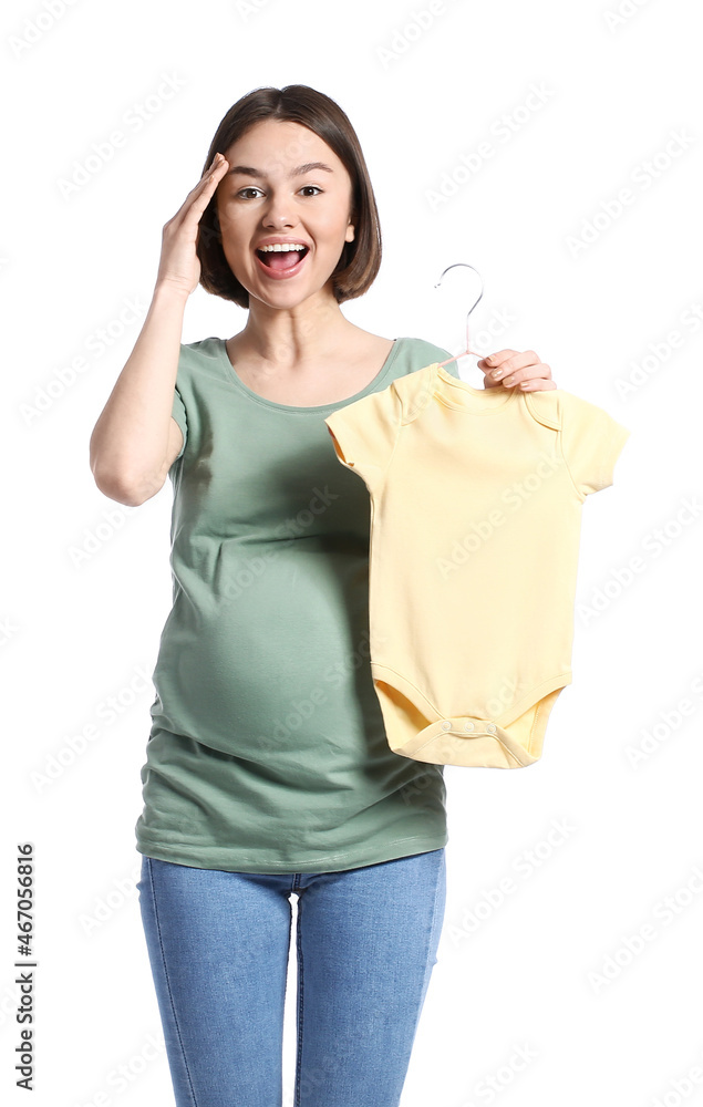 白色背景婴儿连体衣惊艳年轻孕妇