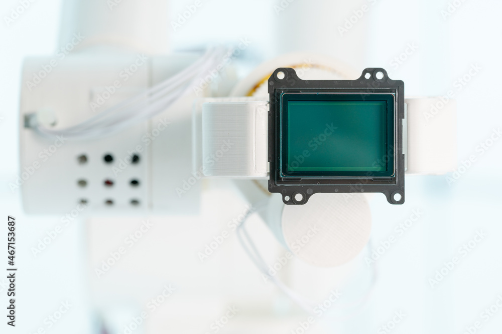 机械手中带有CCD和CMOS矩阵图像传感器的机械臂。人工主题的概念