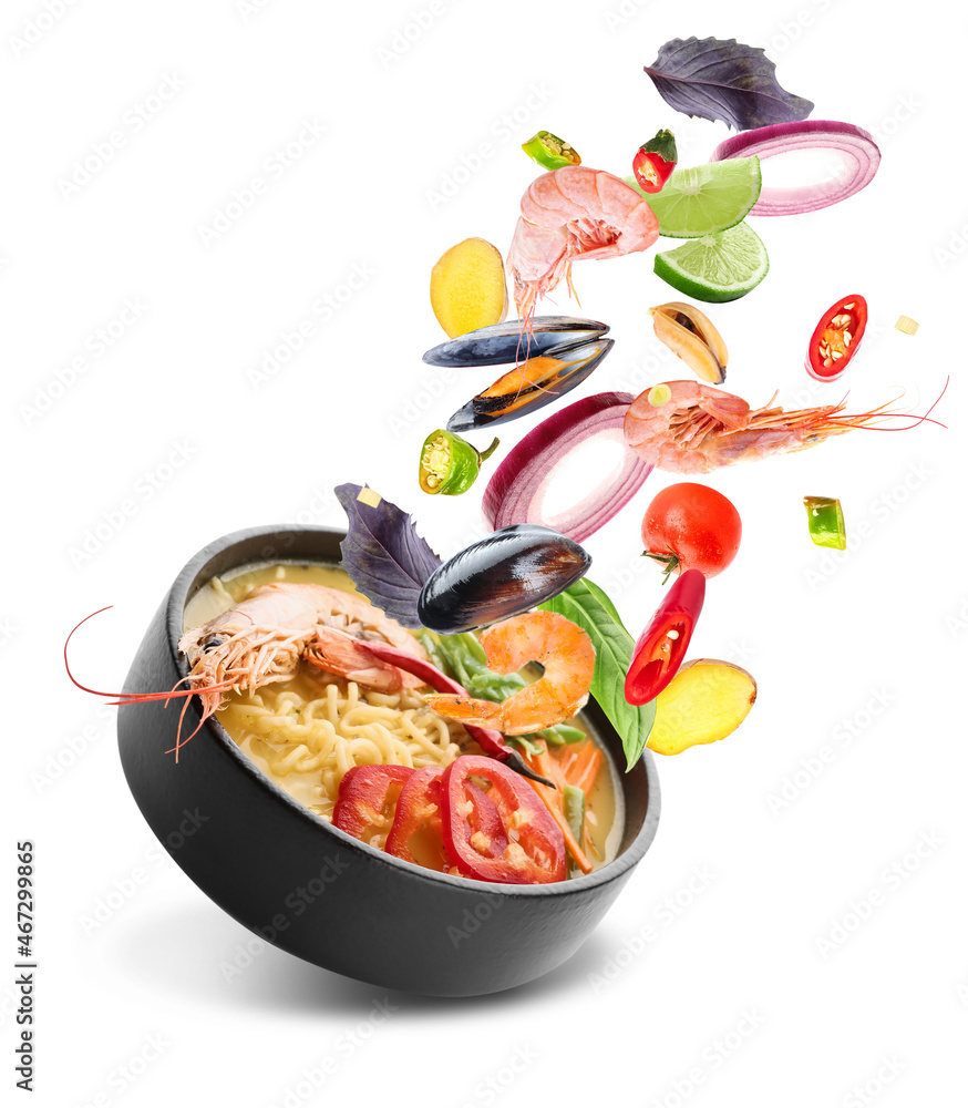 一碗美味的泰国汤，白底上有飞扬的配料