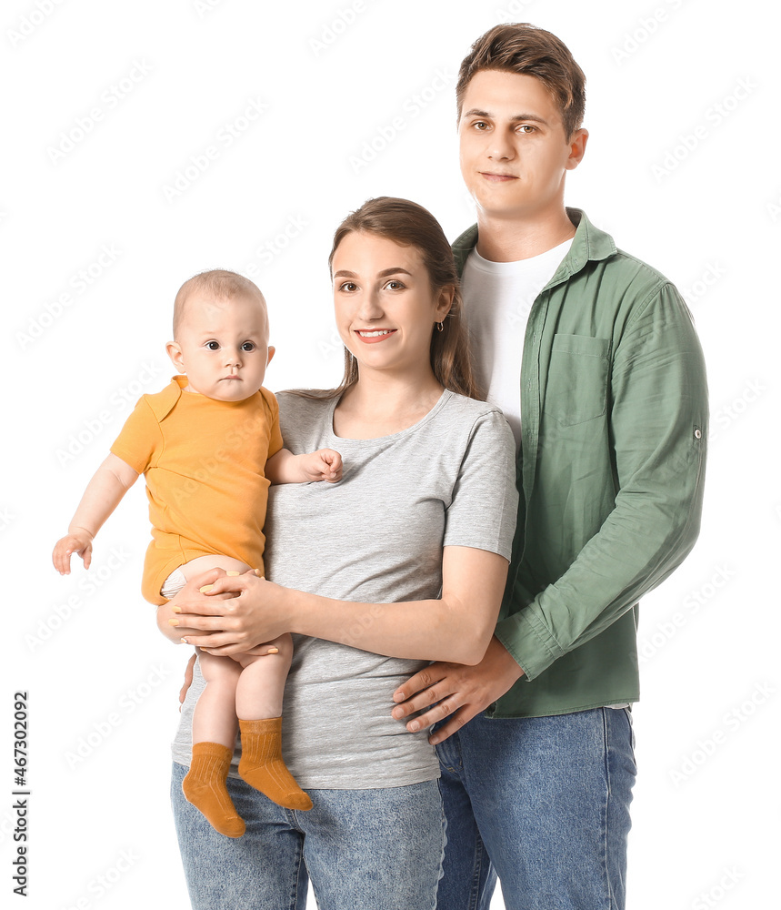 幸福的年轻夫妇，白色背景下有一个小婴儿