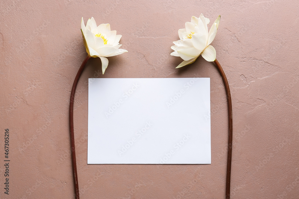 美丽的莲花和彩色背景的空白纸卡