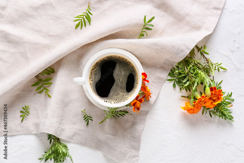 一杯咖啡和淡背景万寿菊花