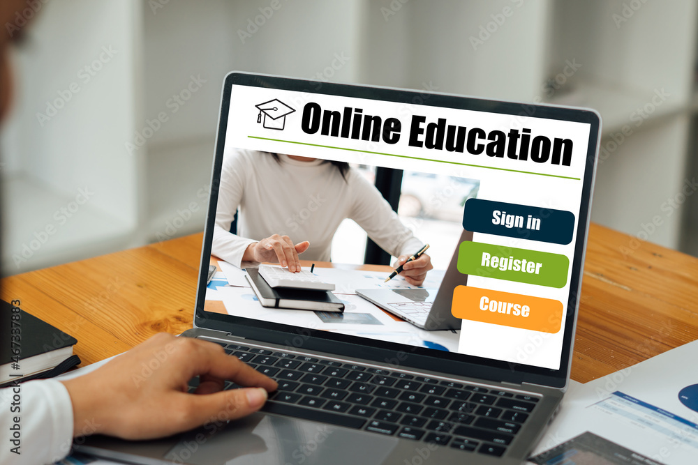 在线教育的应用和学习理念。一名年轻女子正在通过申请在线课程