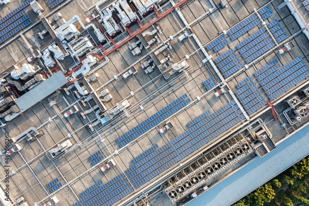 工厂屋顶上的太阳能发电站