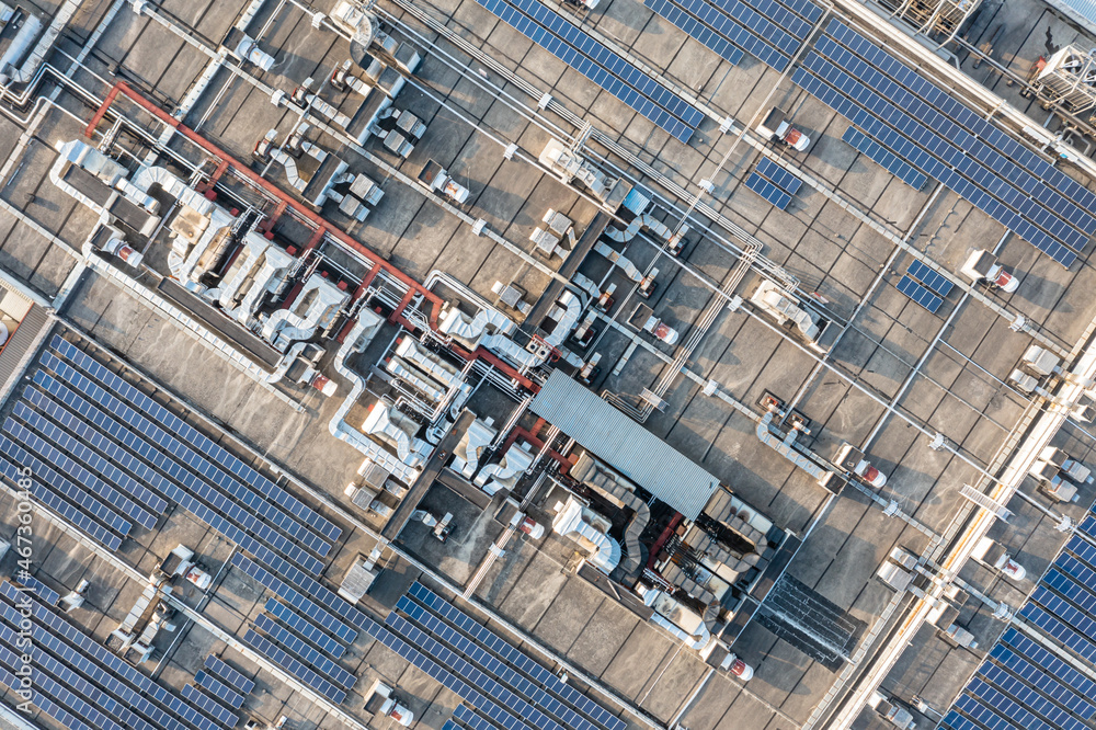 工厂屋顶上的太阳能发电站