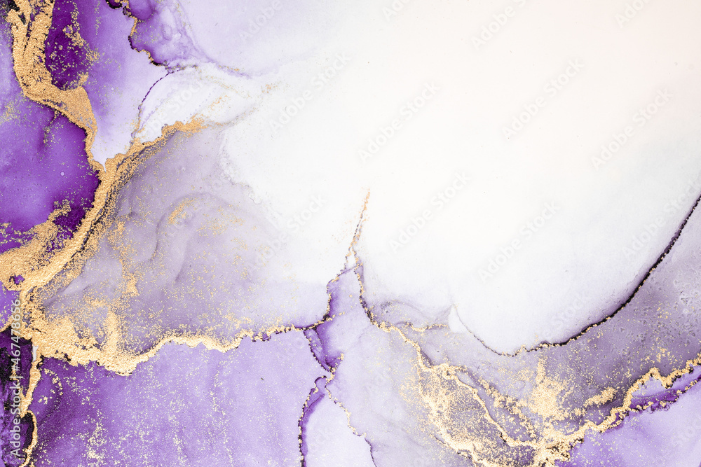 纸上大理石液体水墨艺术画的紫金抽象背景。原始艺术作品的图像