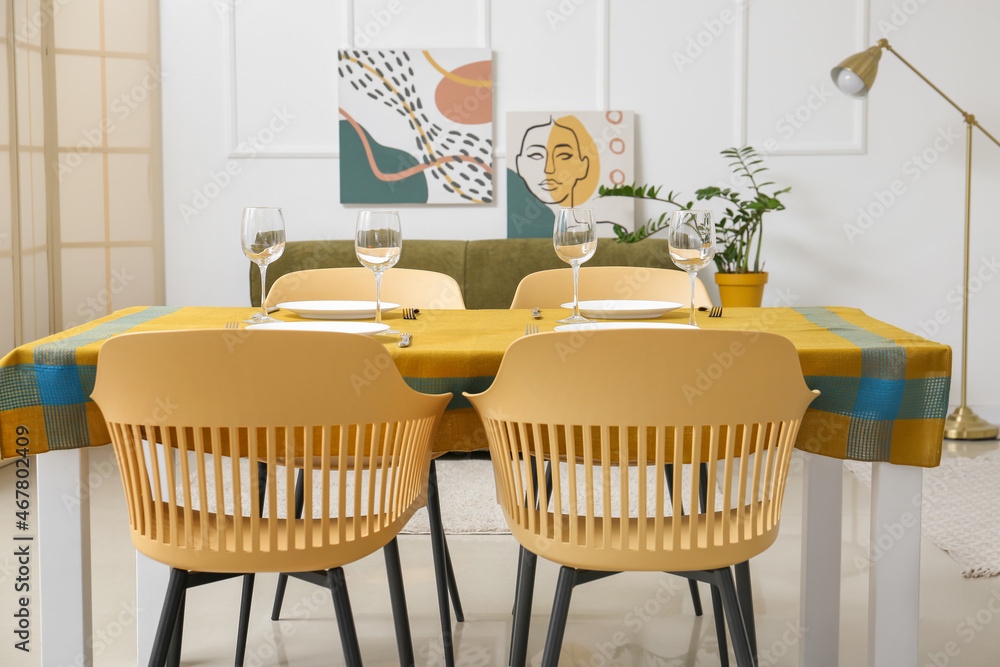 现代房间里的餐桌和椅子