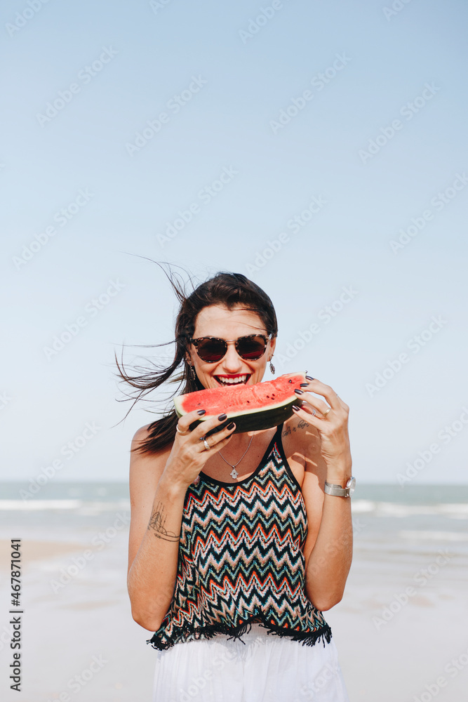 海滩上吃西瓜的女人