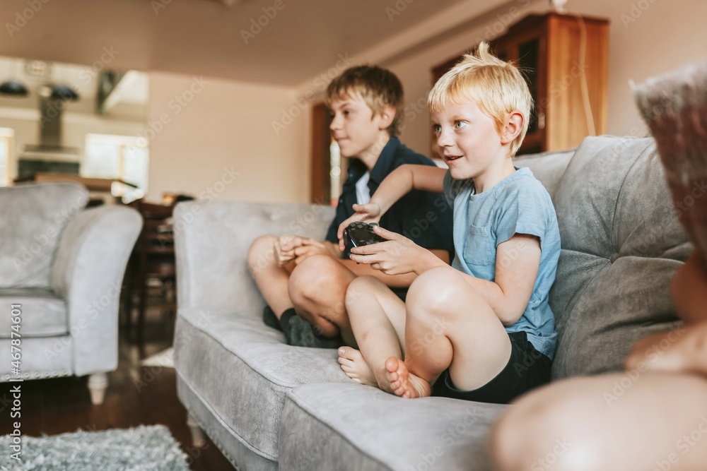 金发孩子在客厅玩电子游戏