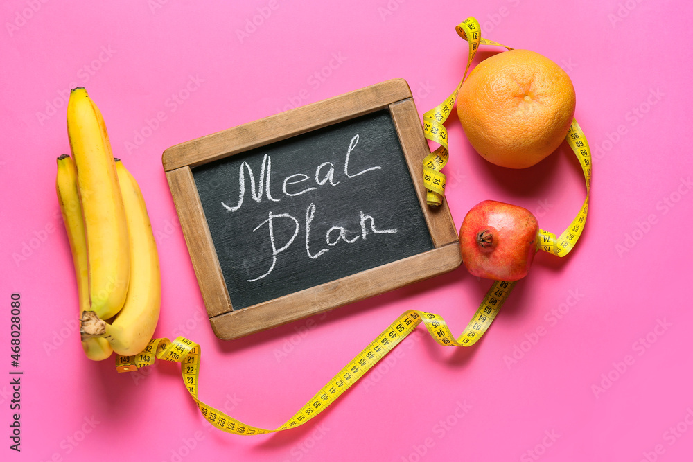 粉色背景上写着MEAL PLAN和水果的黑板