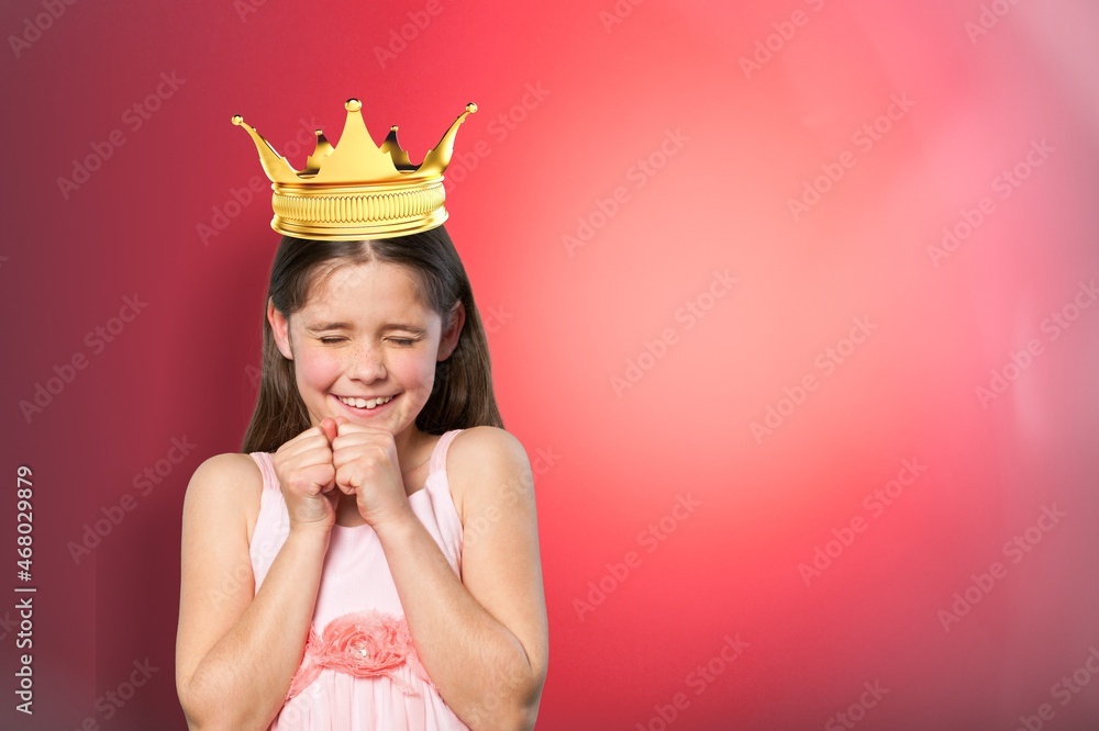 公主概念。女孩戴着象征公主的金色皇冠。