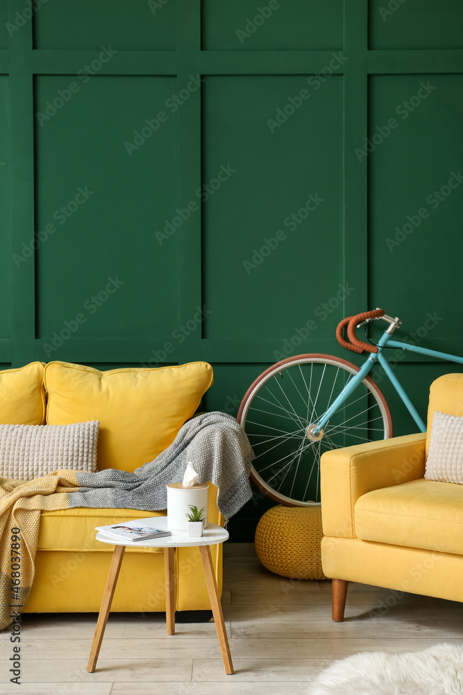 带黄色沙发、扶手椅和自行车的客厅内部