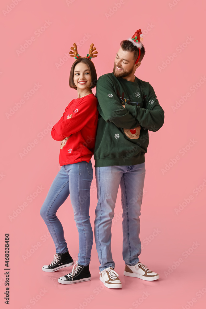 一对年轻夫妇穿着时尚的圣诞彩衣