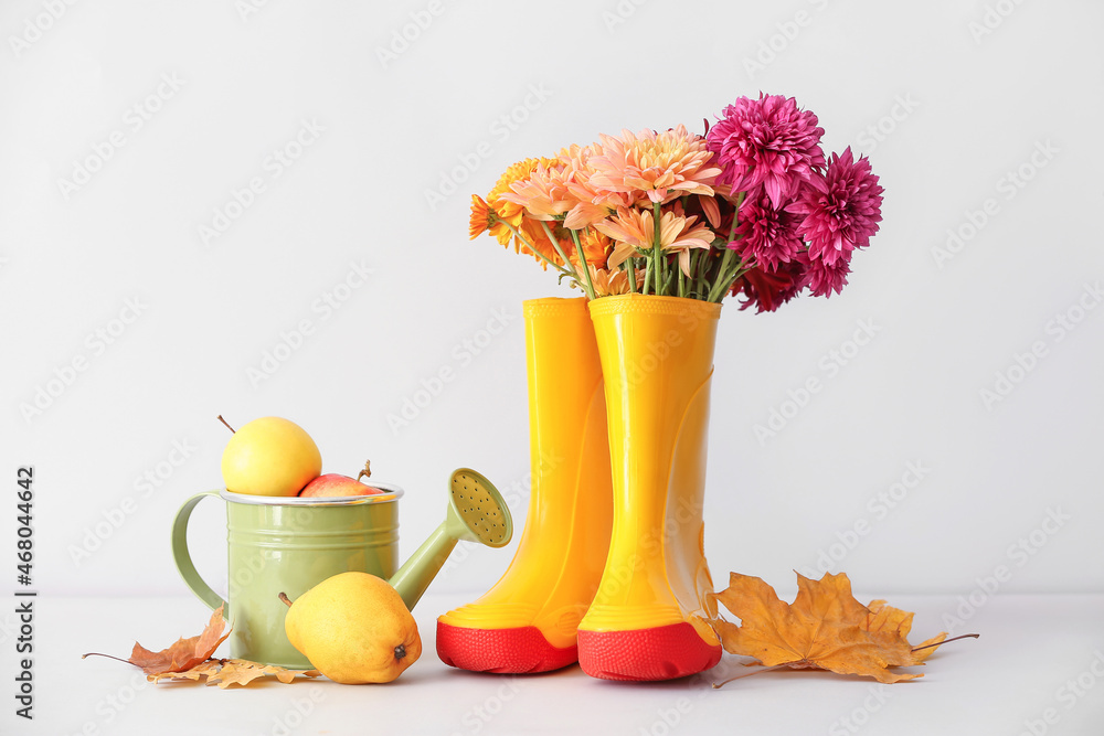 橡胶靴、花朵、喷壶和白底花朵