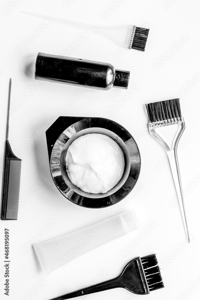 白色背景俯视图上理发店染发剂的工具