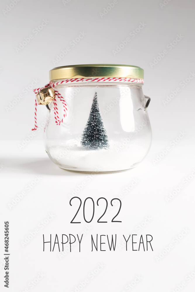 2022年新年快乐，圣诞树放在玻璃罐里