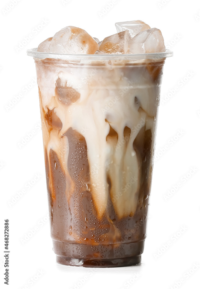 白色背景的美味冰咖啡塑料杯