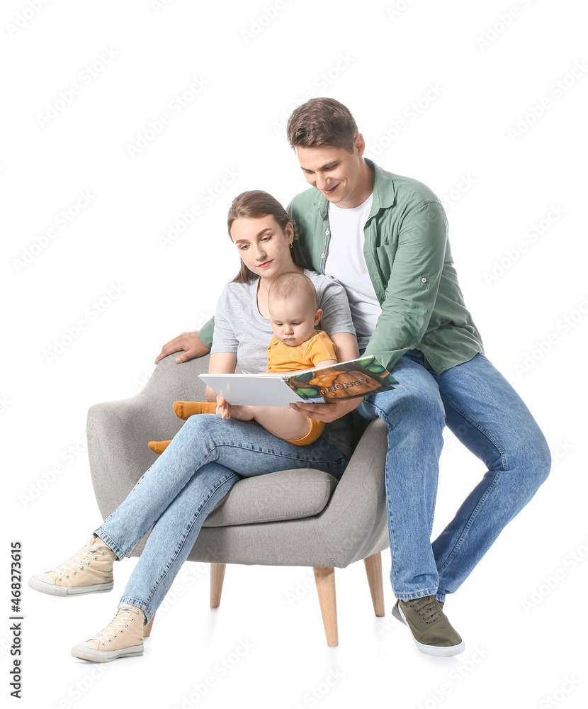 带着小婴儿的年轻父母在白底扶手椅上看书