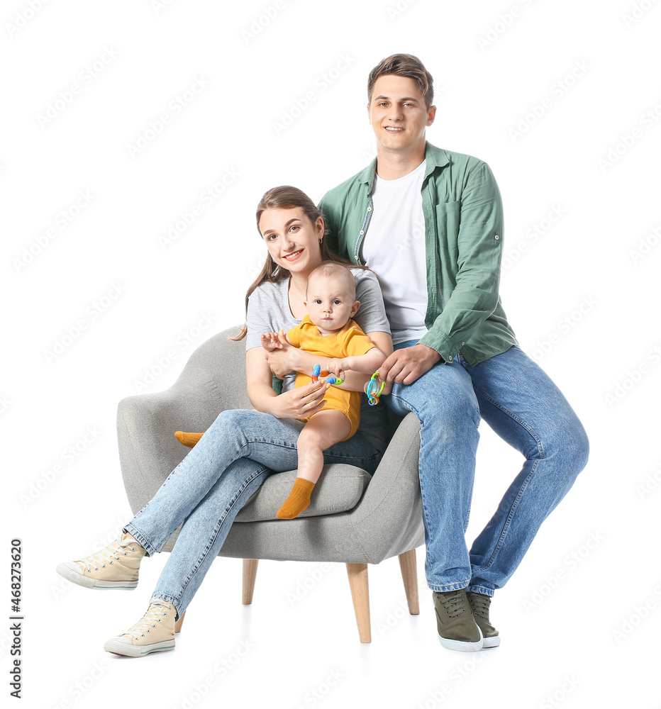 年轻父母带着小婴儿和玩具坐在白色背景的扶手椅上
