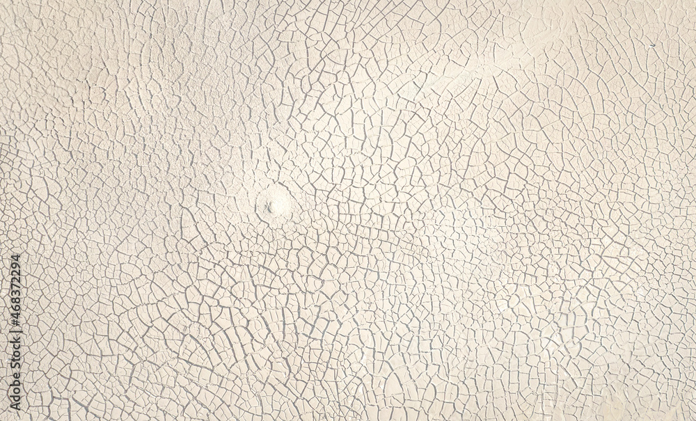 干燥湖底表面纹理。带有裂缝的干燥粘土的航拍照片，正上方平面图