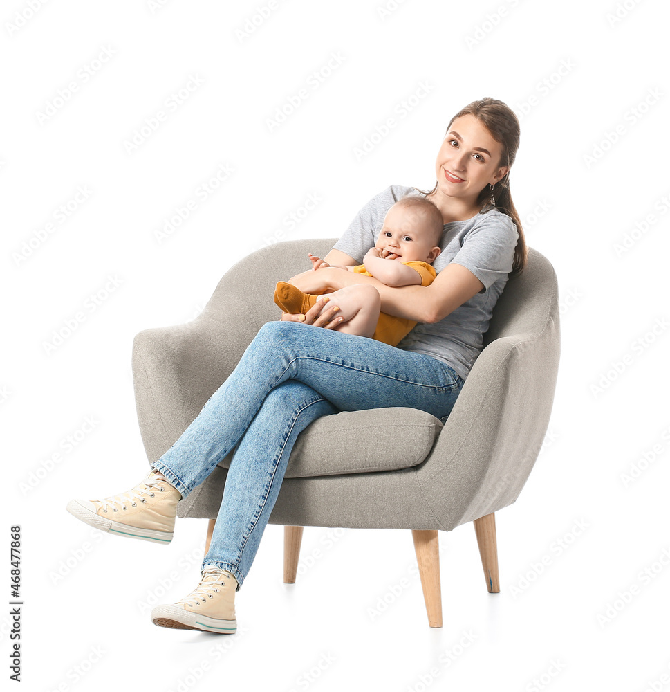 年轻的母亲带着小婴儿坐在白底扶手椅上