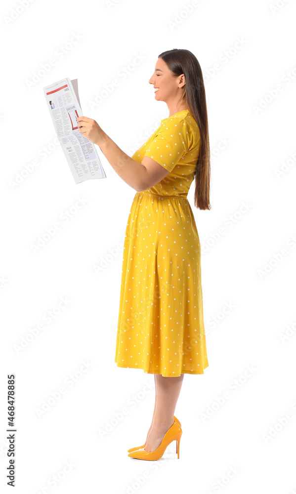身穿黄色连衣裙的美女在白底读报