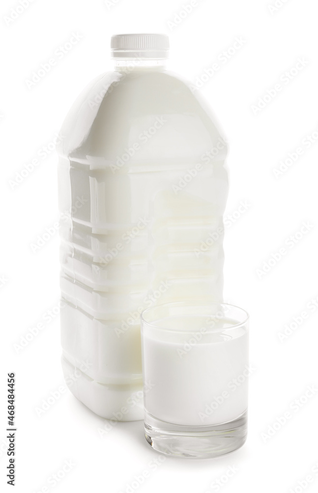 白底加仑的瓶子和一杯牛奶