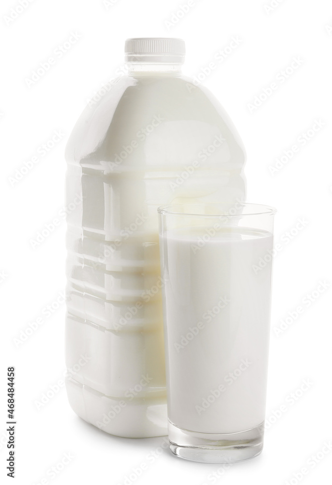 白色背景的加仑瓶和一杯牛奶